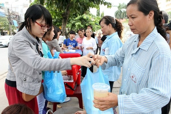 Những suất cơm thắm đượm nghĩa tình - ảnh 1